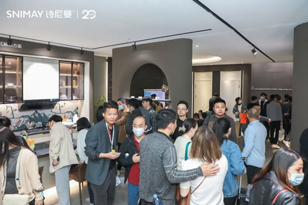 展會(huì)首日| 詩(shī)尼曼整家定制從容抵達(dá)，春暖花開(kāi)！